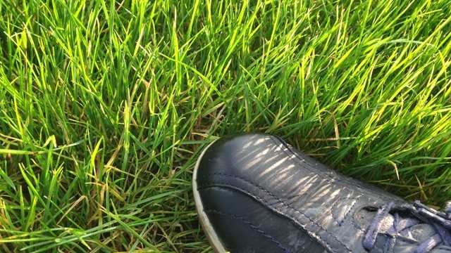 R5 foot with grass